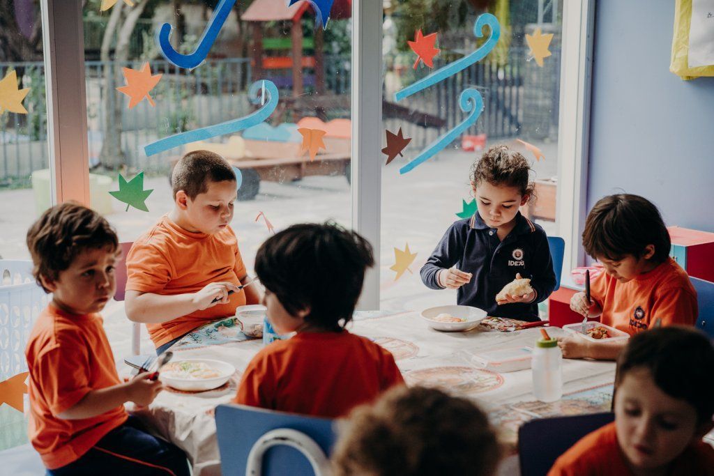 Niños comiendo