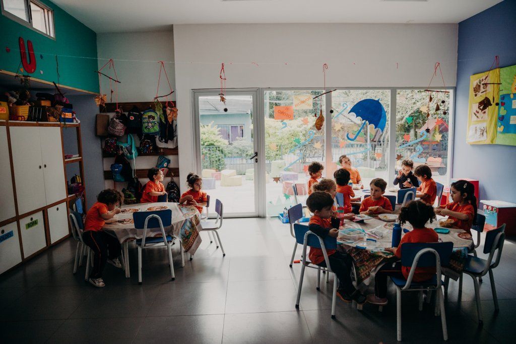 Niños almorzando
