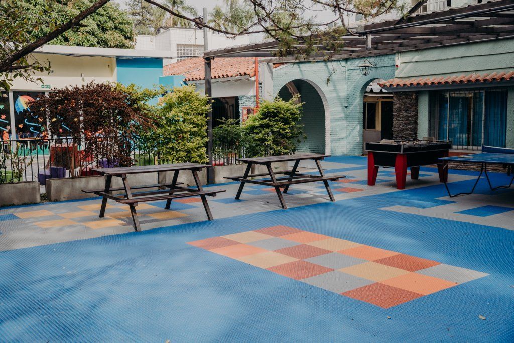 Patio y cantina con juegos juveniles
