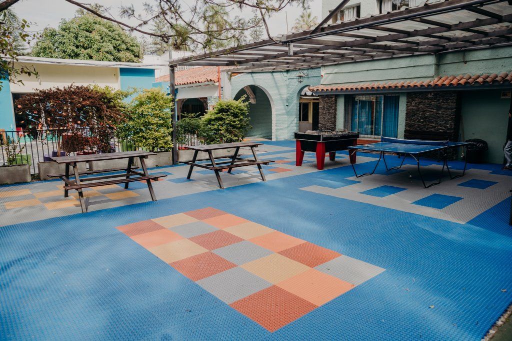 Patio y cantina con juegos juveniles