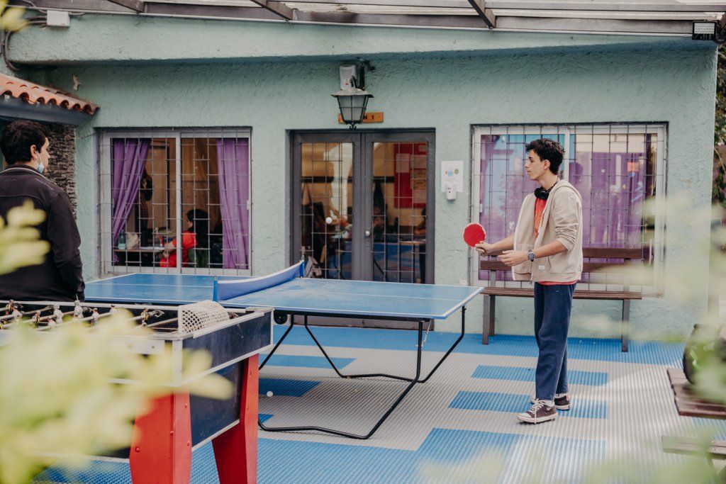 Adolescente jugando al ping pong