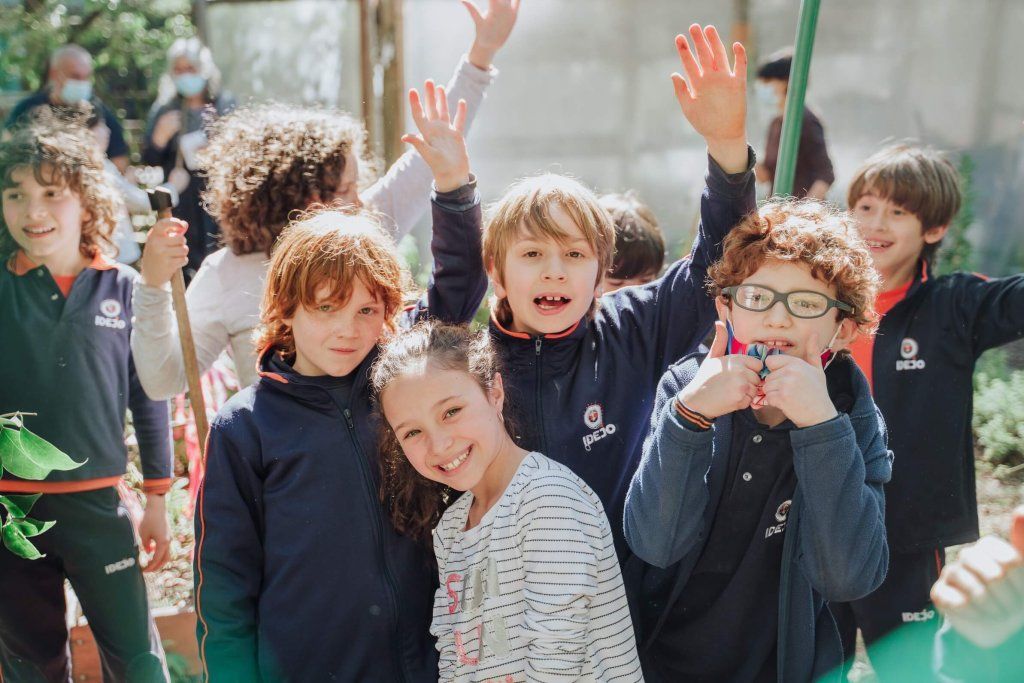 Niños saludando