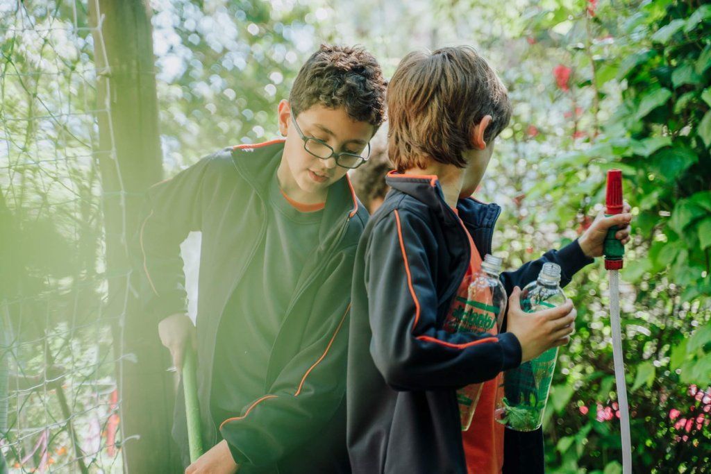 Niños trabajando en la huerta