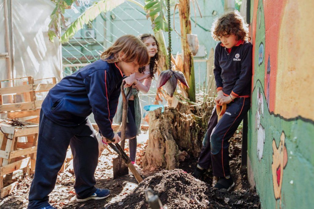 Niños trabajando en la huerta