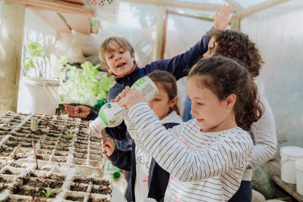 Niños trabajando en la huerta