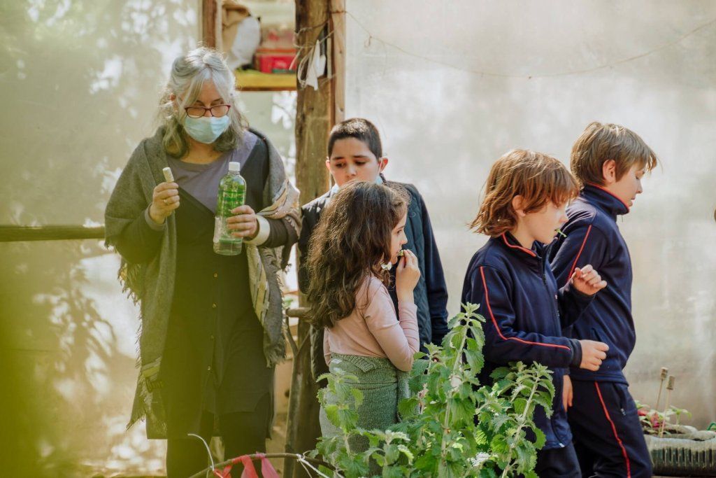 Niños trabajando en la huerta con la maestra