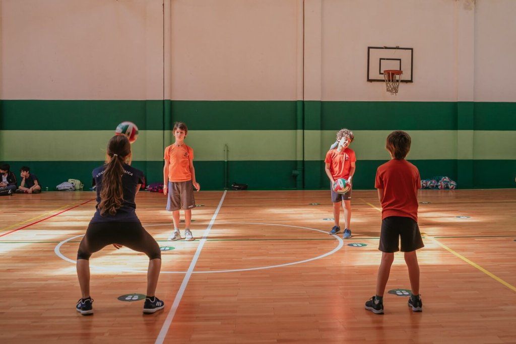 Niños practicando deportes