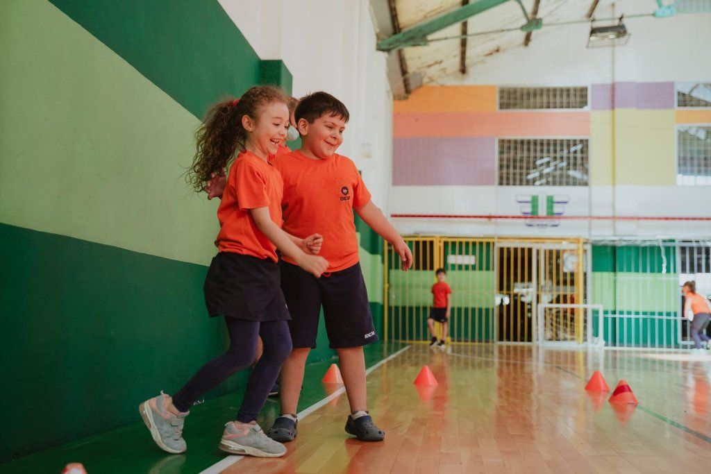 Niños practicando deportes