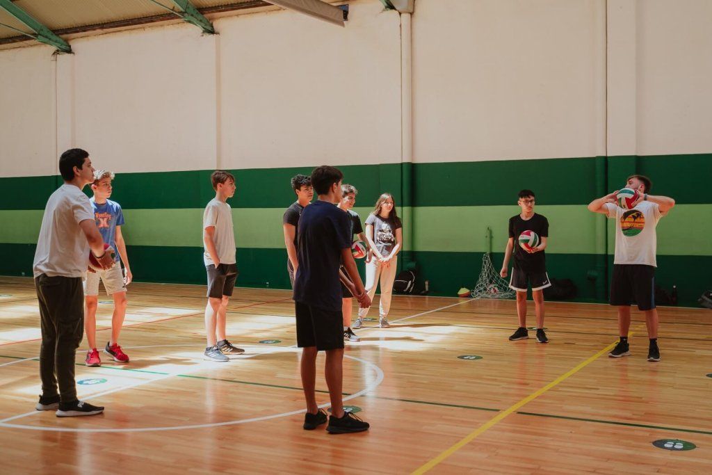 Adolescentes practicando deportes