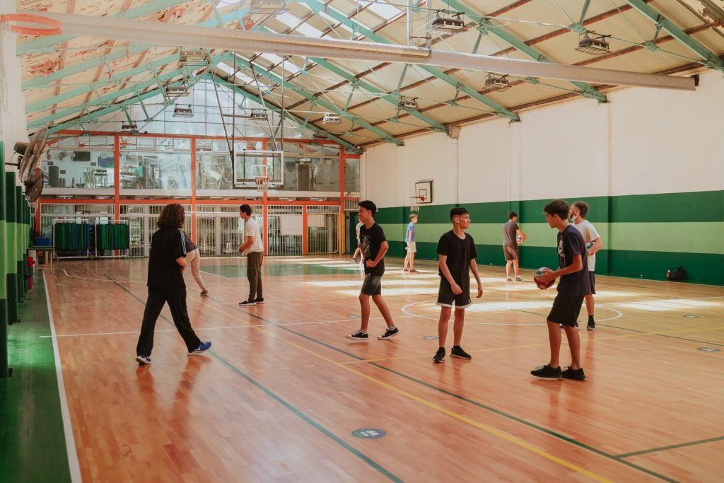 Adolescentes practicando deportes