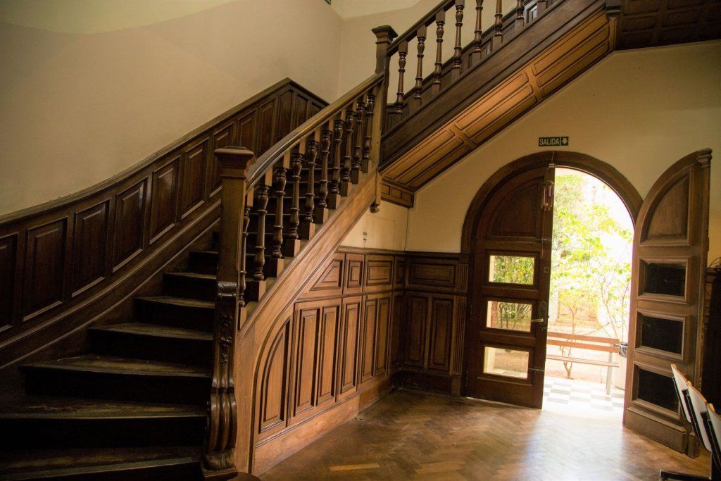 Escalera y hall principal