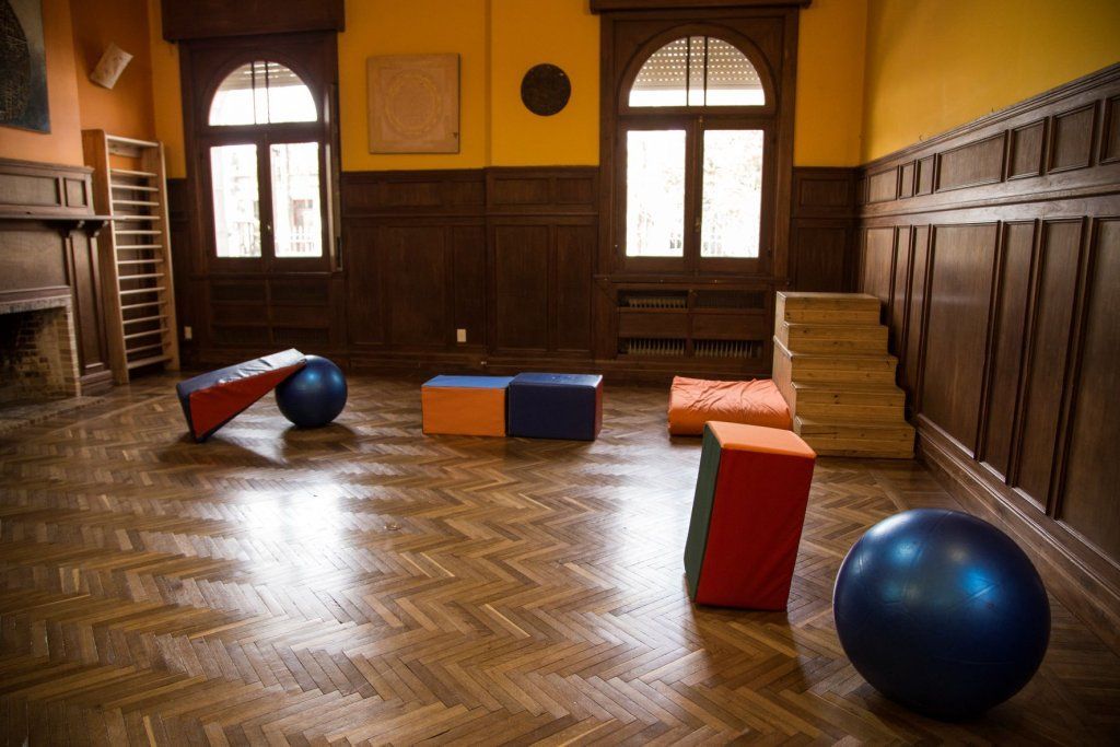 Salón de yoga con material de psicomotricidad