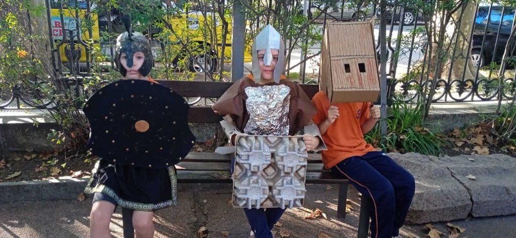 niños caracterizados como personajes mitológicos