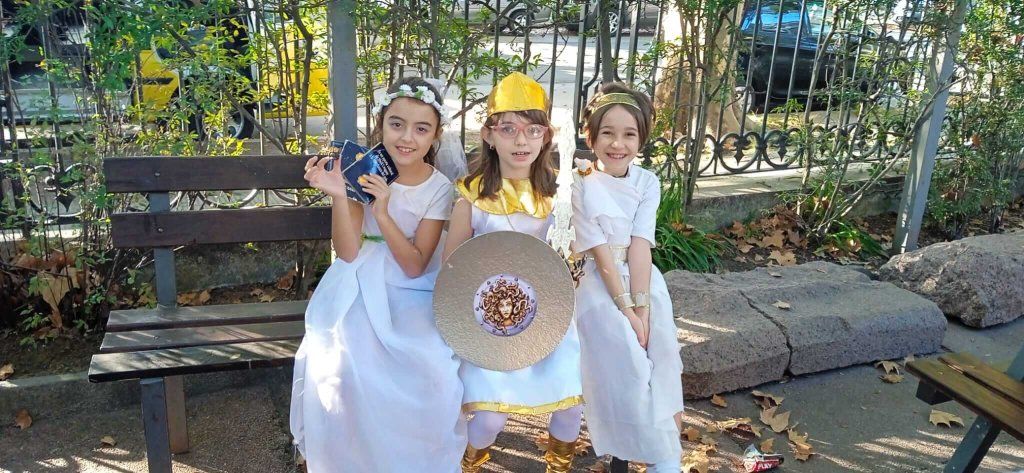 niñas caracterizadas como personajes mitológicos