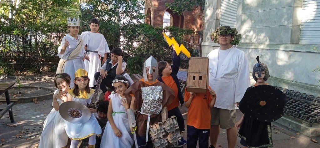 niños caracterizados como personajes mitológicos