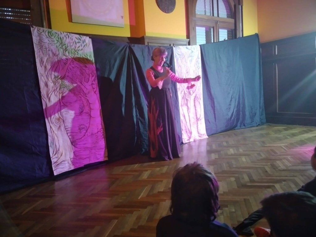 Isabel Fernández actuando