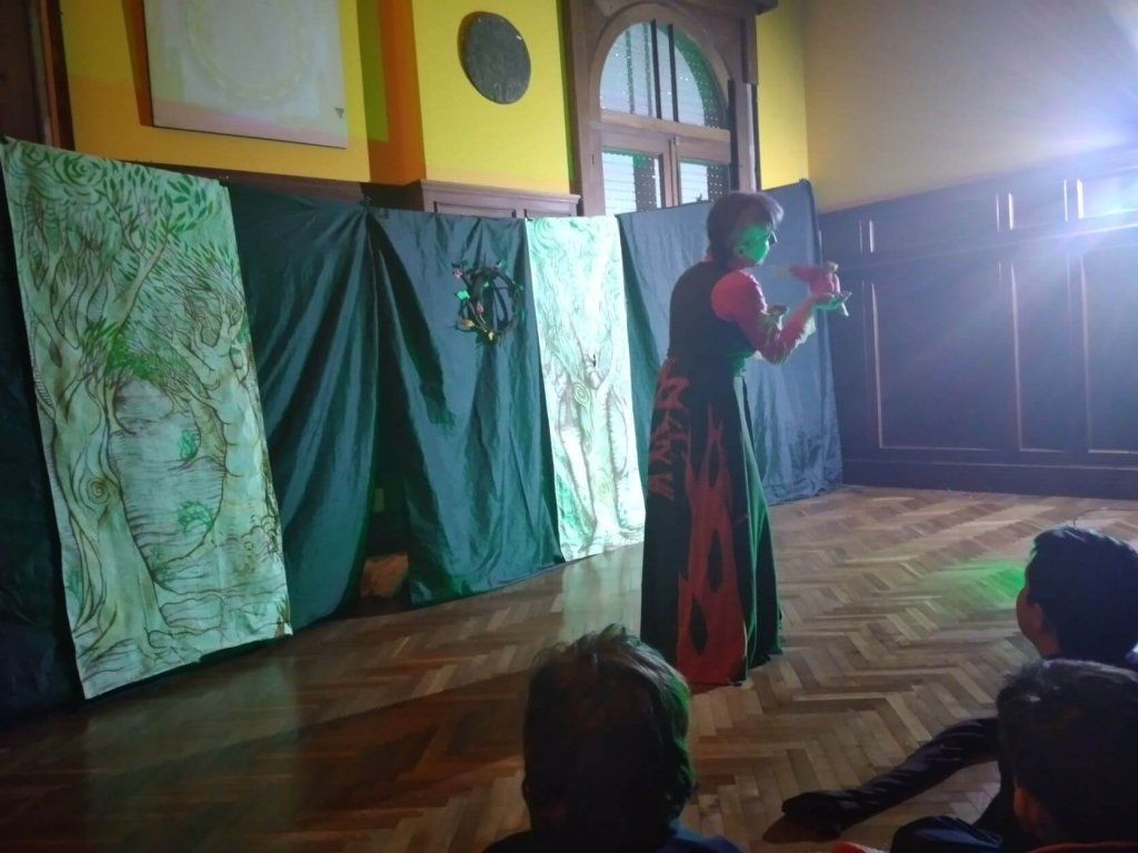 Isabel Fernández actuando