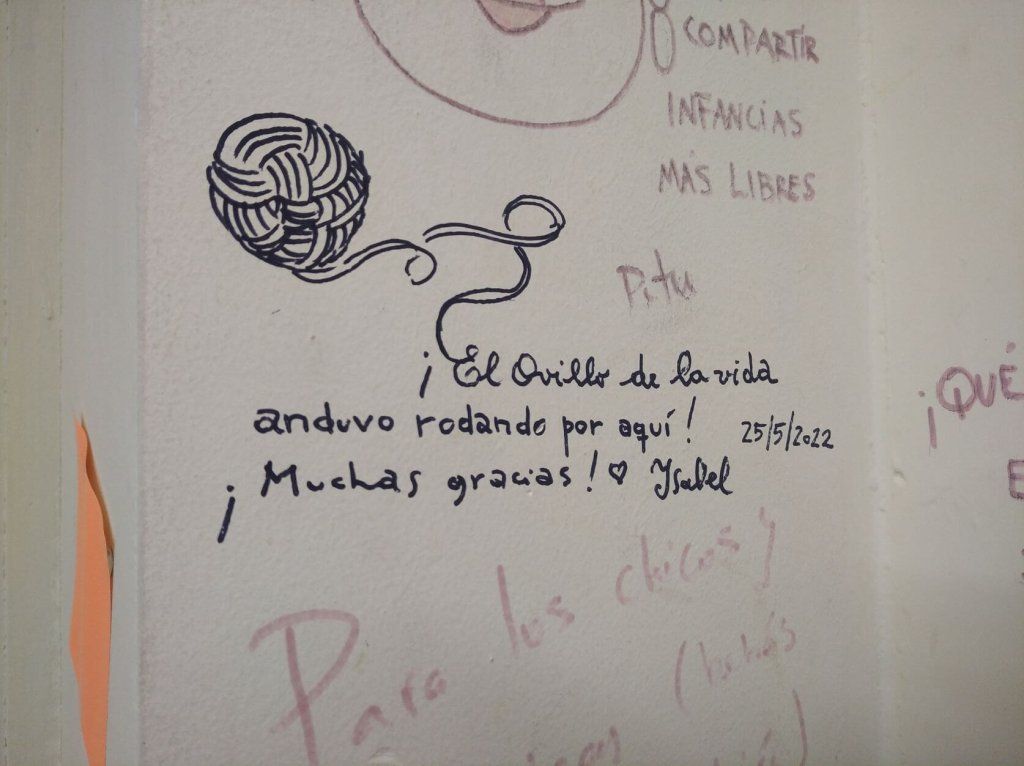 Dibujo de un ovillo y leyenda en la pared "El ovillo de la vida anduvo rodando por aquí. ¡Muchas gracias!" 