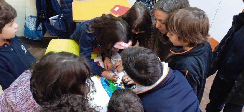 niños y niñas trabajando con un mapa
