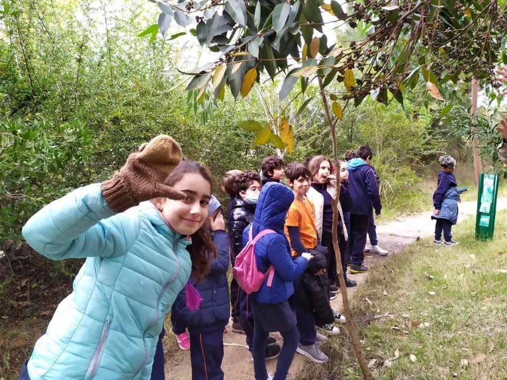 niños en una salida didáctica