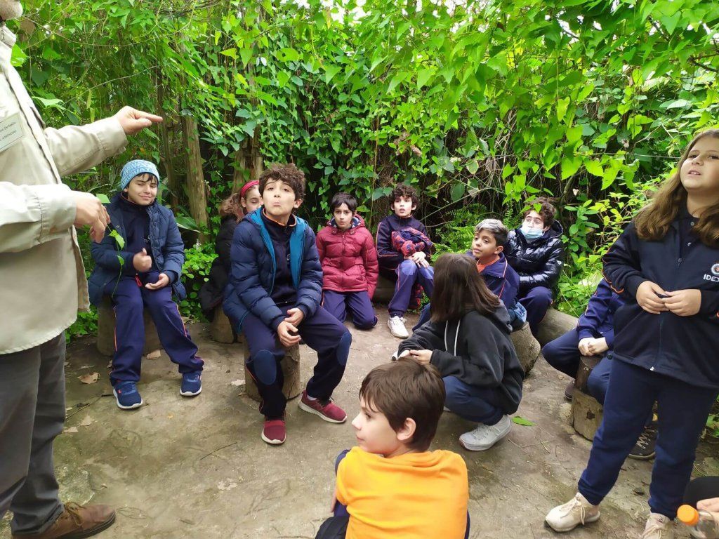 niños en una salida didáctica