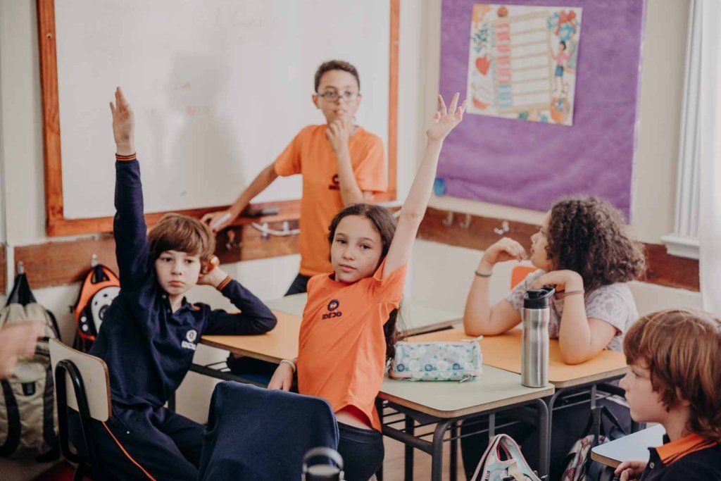 Niños y niñas en clase