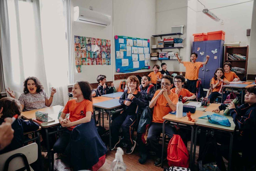 Niños y niñas en clase