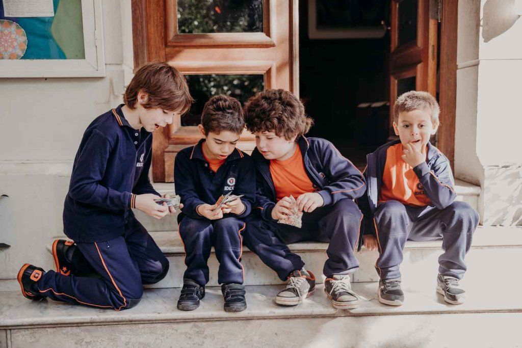 Niños jugando sentados en un escalón