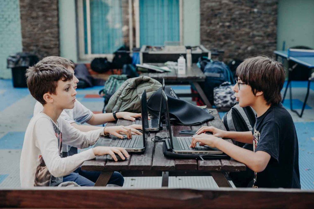 Adolescentes trabajando con computadoras