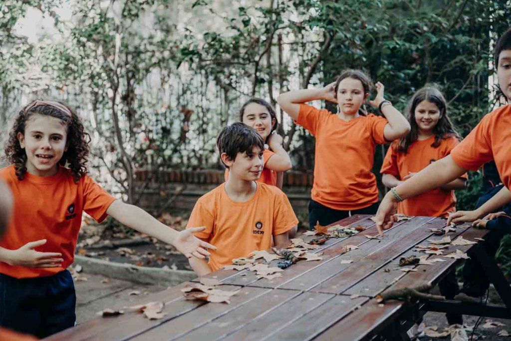 Niños y niñas jugando