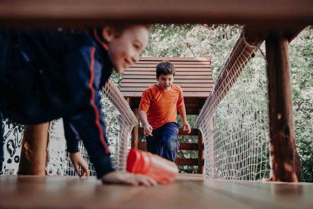 Niños jugando en un juego de madera
